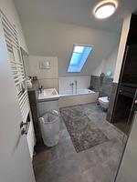 Modernes Badezimmer mit Badewanne und Waschbecken. - Ferienhaus Leo - Top-Hundeurlaub