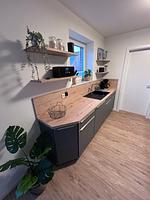 Moderne Küchenzeile mit Spüle und Regalen. - Ferienhaus Leo - Top-Hundeurlaub
