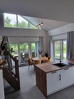 Moderne Küche mit Esstisch und großem Fensterlicht - Ferienhaus Brandungsperle - Top-Hundeurlaub