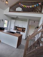 Moderne Küche mit Holzarbeitsfläche - Ferienhaus Brandungsperle - Top-Hundeurlaub