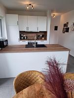 Moderne helle Küche mit Kochinsel - Ferienhaus Brandungsperle - Top-Hundeurlaub