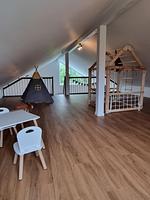 Ein gemütlicher Spielraum mit tollen Spielmöglichkeiten für Kinder und einem einladenden Sitzbereich. - Ferienhaus Brandungsperle - Top-Hundeurlaub