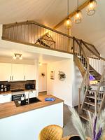 Moderne Küche mit Holzarbeitsfläche und Treppe - Ferienhaus Kuestenliebe - Top-Hundeurlaub