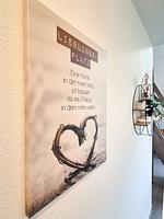 Wandbild im Wohnzimmer mit inspirierendem Zitat - Ferienhaus Kuestenliebe - Top-Hundeurlaub