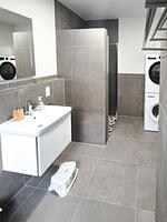 Modernes Badezimmer mit Dusche und Waschmaschine - Ferienhaus Kuestenliebe - Top-Hundeurlaub