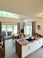 Moderne Küche mit Esstisch und großen Fenstern - Ferienhaus Kuestenliebe - Top-Hundeurlaub