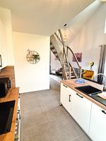 Moderne Küche mit Holzarbeitsfläche und Treppe - Ferienhaus Kuestenliebe - Top-Hundeurlaub