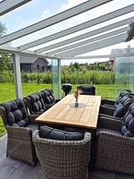 Moderne Terrasse mit Tisch und Stühlen - Ferienhaus Kuestenliebe - Top-Hundeurlaub
