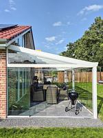 Überdachte Terrasse mit Tisch und Grill - Ferienhaus Kuestenliebe - Top-Hundeurlaub