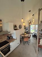 Moderne Küche mit Esstisch und Wohnzimmerbereich. - Ferienhaus Seestern - Top-Hundeurlaub