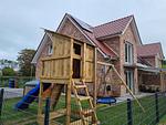 Außenansicht eines Hauses mit Spielplatz - Ferienhaus Luke - Top-Hundeurlaub
