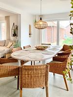 Essbereich mit großem Tisch und Korbstühlen - Ferienhaus Luke - Top-Hundeurlaub