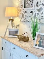 Eine gemütliche Ecke im Wohnzimmer mit Lampe und Dekoration. - Ferienhaus Luke - Top-Hundeurlaub