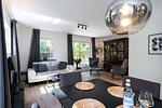 Helles Wohnzimmer mit Sofa und Essbereich - Sanddornhus - Top-Hundeurlaub