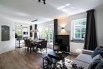 Helles Wohnzimmer mit Sofa und Esstisch - Sanddornhus - Top-Hundeurlaub
