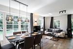 Helles Wohnzimmer mit Esstisch und Sofa - Sanddornhus - Top-Hundeurlaub