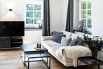 Helle Wohnecke mit Sofa und Fernseher - Sanddornhus - Top-Hundeurlaub