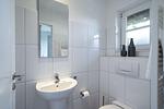 Modernes Badezimmer mit Waschbecken und Toilette - Sanddornhus - Top-Hundeurlaub