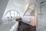 Modernes Badezimmer mit Badewanne und Dusche - Sanddornhus - Top-Hundeurlaub