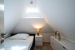 Schlafzimmer mit Einzelbett und Kommode - Sanddornhus - Top-Hundeurlaub