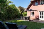 Terrasse mit Gartenmöbeln und Sonnenschirm - Sanddornhus - Top-Hundeurlaub