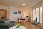 Wohnzimmer mit Esstisch - Wohnung 04 -Promenadendeck - Top-Hundeurlaub