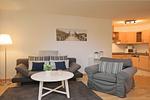 Wohnzimmer mit Sitzecke und Blick in Küche - Wohnung 04 -Promenadendeck - Top-Hundeurlaub