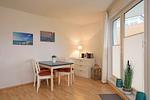Wohnzimmer mit Esstisch und HiFi-Anlage - Wohnung 04 -Promenadendeck - Top-Hundeurlaub