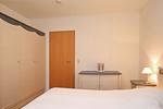 Schlafzimmer mit Doppelbett und Kleiderschrank - Wohnung 04 -Promenadendeck - Top-Hundeurlaub