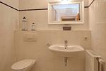 Duschbad mit Waschbecken und WC - Wohnung 04 -Promenadendeck - Top-Hundeurlaub