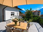 große sonnige Terrasse mit Sonnenschirm und Sitzgruppe - Panorama - Top-Hundeurlaub
