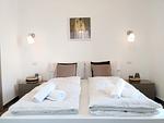 modernes Schlafzimmer mit froßem weichem Doppelbett - Paola - Top-Hundeurlaub