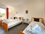 großes Schlafzimmer mit drei Einzelbetten und weichen Kissen - Paola - Top-Hundeurlaub