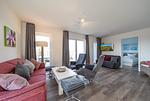 Wohn-Essbereich mit Couch - Nordseeresort Friesland 50-3-s - Top-Hundeurlaub