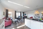 Wohn-Essbereich mit Couch und Küchenzeile - Nordseeresort Friesland 50-3-s - Top-Hundeurlaub