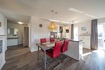 Wohn-Essbereich mit Esstisch, Sitzgelegenheit und Küchenzeile - Nordseeresort Friesland 50-3-s - Top-Hundeurlaub