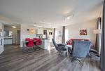 Wohn-Essbereich mit Couch und Esstisch - Nordseeresort Friesland 50-3-s - Top-Hundeurlaub