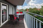 Balkon mit Tisch und Sitzgelegenheiten - Nordseeresort Friesland 50-3-s - Top-Hundeurlaub