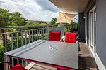 Balkon mit Sitzgelegenheiten und Sonnenschirm - Nordseeresort Friesland 50-3-s - Top-Hundeurlaub