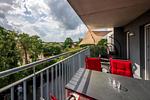 Balkon mit Sonnenschirm und Ausblick - Nordseeresort Friesland 50-3-s - Top-Hundeurlaub