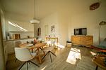 Wohnbereich mit integrierter Küche - Ferienwohnung Meehr Binz - Villa Strandburg - Top-Hundeurlaub
