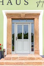 Fassade / Eingang - Apartment mit Terrasse "Blumentraum" - Top-Hundeurlaub