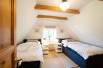 Schlafzimmer mit zwei Einzelbetten im Haus Bergen - Reetdachhaus Isemann - Whg. Bergen - Top-Hundeurlaub