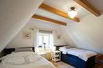 Zwei Boxspringbetten - Reetdachhaus Isemann - Whg. Bergen - Top-Hundeurlaub