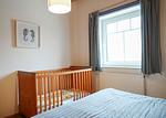 Ein gemütliches Schlafzimmer ideal für Familien mit Kleinkindern. - Salzwind IV - Top-Hundeurlaub