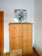 Entdecken Sie den Komfort dieses stilvollen Schlafzimmers mit Holzschrank und modernem Flair. - Salzwind IV - Top-Hundeurlaub