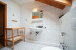 Modernes Badezimmer mit elegantem Waschbecken und großem Spiegel. - Salzwind IV - Top-Hundeurlaub