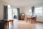 Gemütliches Wohnzimmer mit einladendem Essbereich und modernen Annehmlichkeiten. - Salzwind I - Top-Hundeurlaub