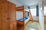 Schlafzimmer mit Etagenbett und Kleiderschrank. - Salzwind I - Top-Hundeurlaub
