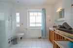 Entspannendes Badezimmer mit moderner Dusche und stylischem Waschbecken. - Salzwind I - Top-Hundeurlaub